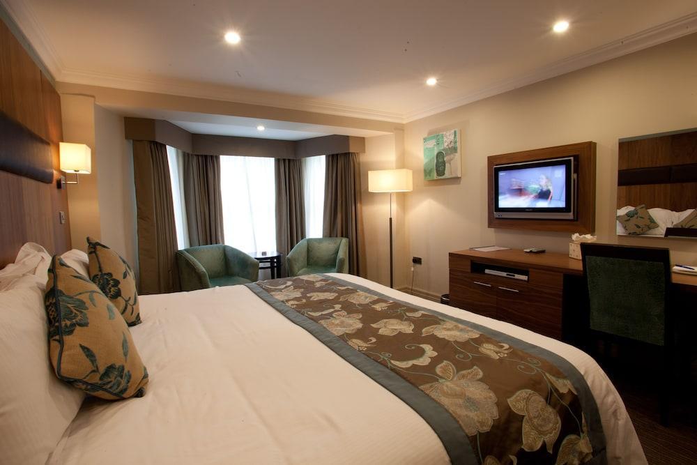 Ramada By Wyndham Cheltenham Golden Valley Экстерьер фото