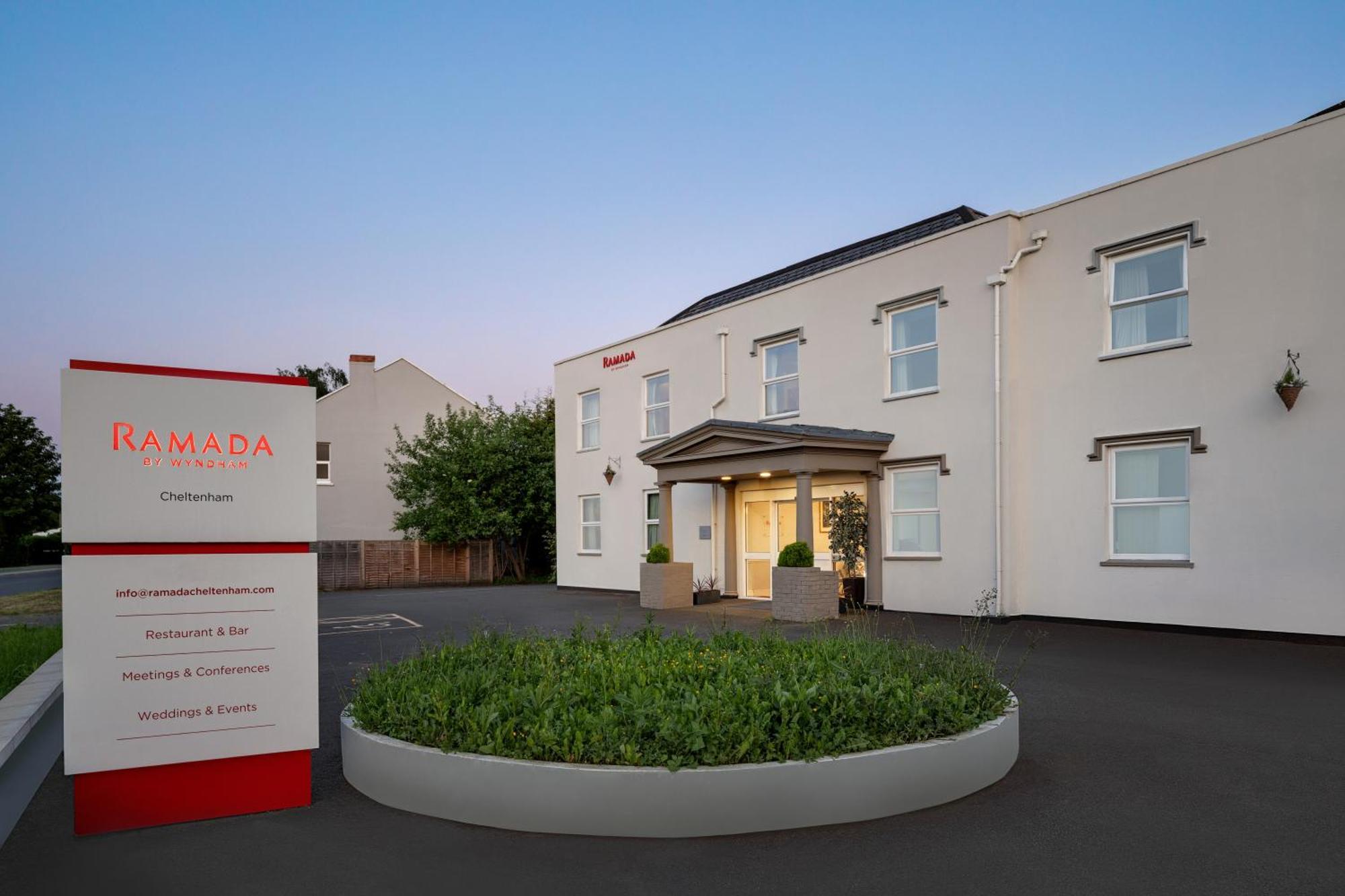 Ramada By Wyndham Cheltenham Golden Valley Экстерьер фото