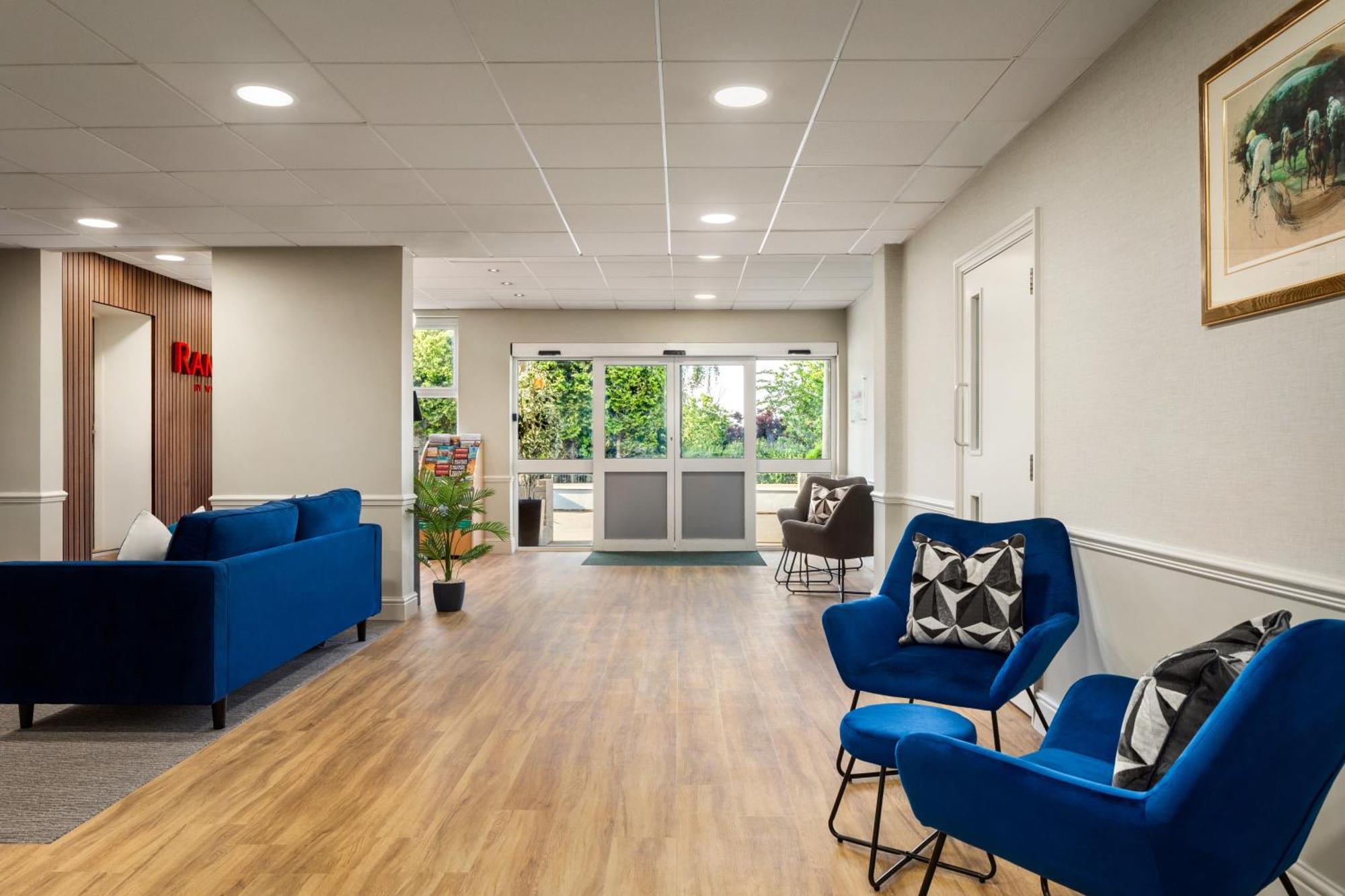 Ramada By Wyndham Cheltenham Golden Valley Экстерьер фото
