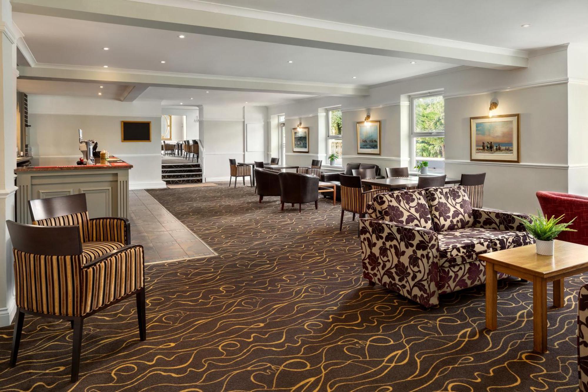 Ramada By Wyndham Cheltenham Golden Valley Экстерьер фото