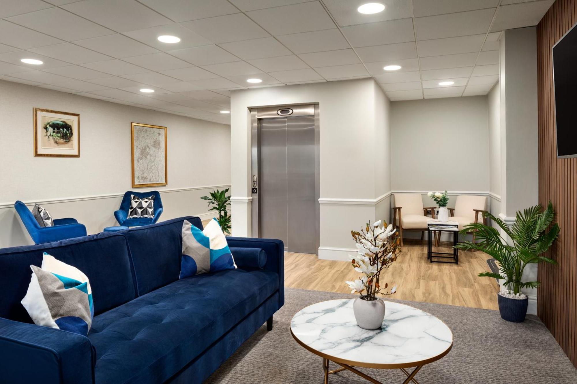 Ramada By Wyndham Cheltenham Golden Valley Экстерьер фото