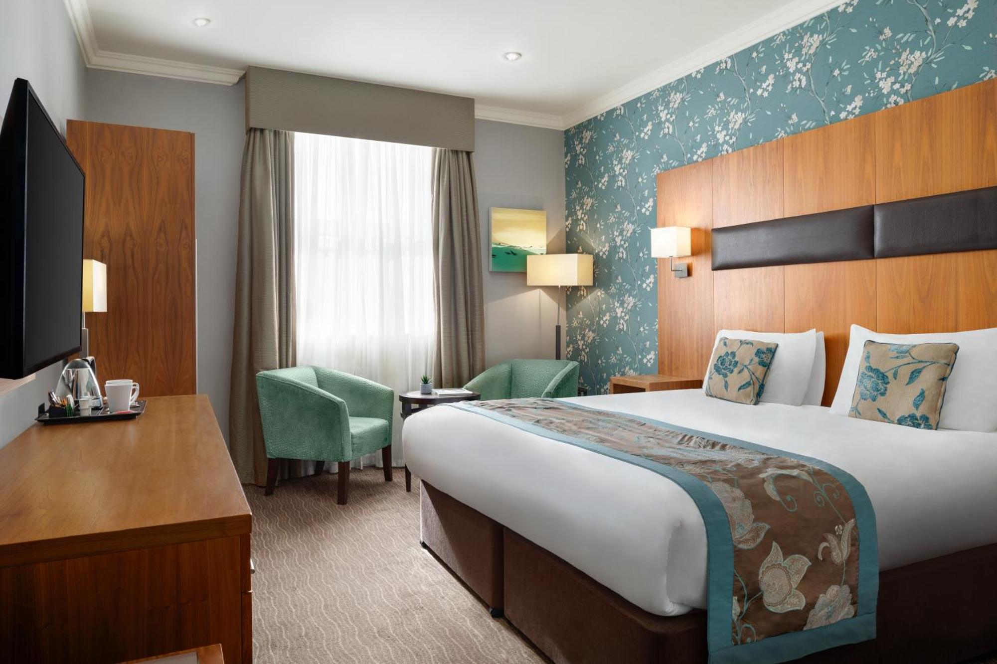 Ramada By Wyndham Cheltenham Golden Valley Экстерьер фото